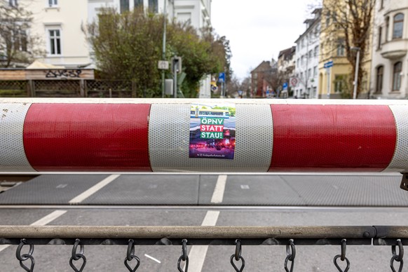 Ein Aufkleber mit dem Text ÖPNV statt Stau von Fridays for Future an einer geschlossenen Bahnschranke in Bonn 05.03.2023 Bonn Innenstadt NRW Deutschland *** A sticker with the text ÖPNV statt Stau pub ...