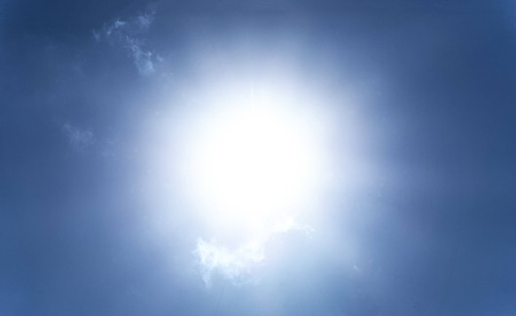 Die Sonne brennt Sonne Sommer Hitze hei� gl�hend D�rre Trockenheit trocken Himmel W�rme Erw�rmung Klima Klimaerw�rmung Klimawandel extrem Extremwetter Wadersloh Nordrhein-Westfalen NRW Deutschland Ger ...