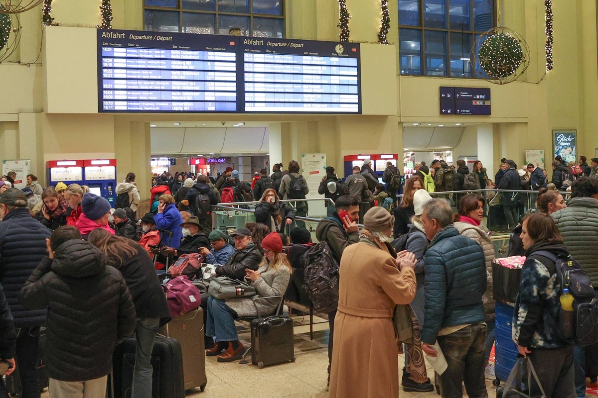 Niedersachsen, Hannover, DB Fernverkehr in Hannover stark eingeschr�nkt: Strecken Richtung S�den gesperrt, Sturmtief Zoltan hat am Freitagnachmittag massive Einschr�nkungen im Bahnverkehr ausgel�st. Z ...