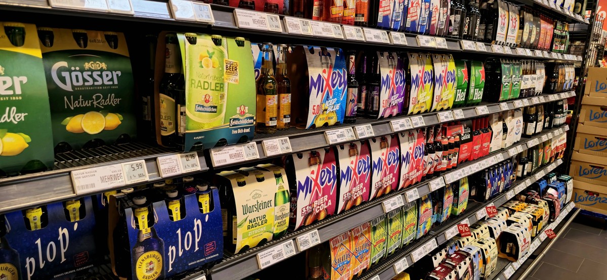 Bier in einem Regal in einem Supermarkt *** Beer in a Shelf in a Supermarket 1130000682