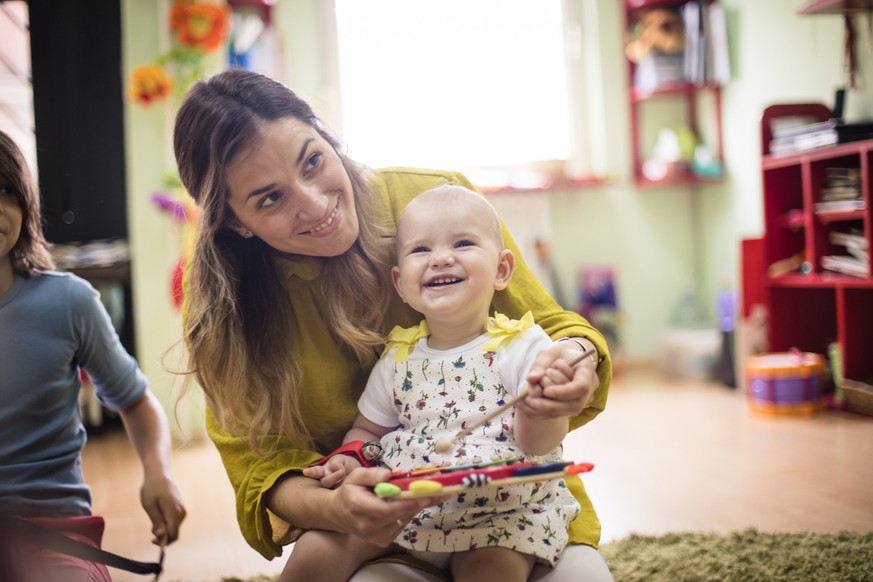 Bei der Frage ob, wann und wie ihre Kinder fremdbetreut werden, sollten Eltern auf ihr Bauchgefühl hören, fordert die Autorin Nora Imlau.