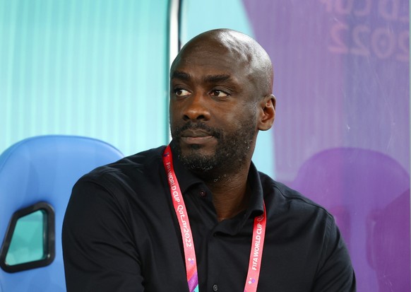 24.11.2022, Katar, Doha: Fu�ball: WM, Portugal - Ghana, Vorrunde, Gruppe H, Spieltag 1, Stadion 974, Trainer Otto Addo von Ghana sitzt auf der Trainerbank. Foto: Tom Weller/dpa +++ dpa-Bildfunk +++