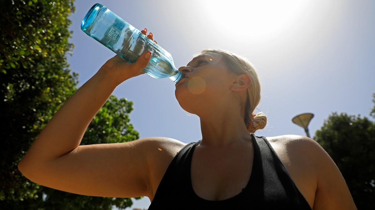 ARCHIV - 31.07.2024, Spanien, Palma: Mayra trinkt Wasser während einer Hitzewelle im Sommer. (zu dpa: «Hitze macht jedem Vierten zu schaffen») Foto: Clara Margais/dpa +++ dpa-Bildfunk +++