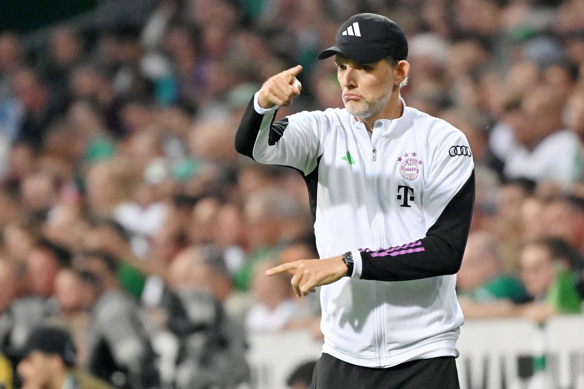 230819 -- BREMEN, Aug. 19, 2023 -- Thomas Tuchel, head coach of Bayern Munich, instructs during the first division of bundesliga 1st round match between SV Werder Bremen and FC Bayern Munich in Bremen ...