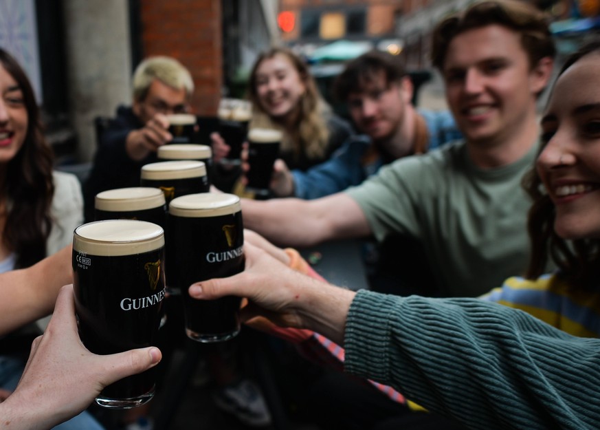 Daily Life In Dublin People enjoy drinking Guinness outside a pub in Dublin city center. On Monday, 05 July 2021, in Dublin, Ireland Dublin Ireland widak-dailylif210705_npUc2 PUBLICATIONxNOTxINxFRA Co ...