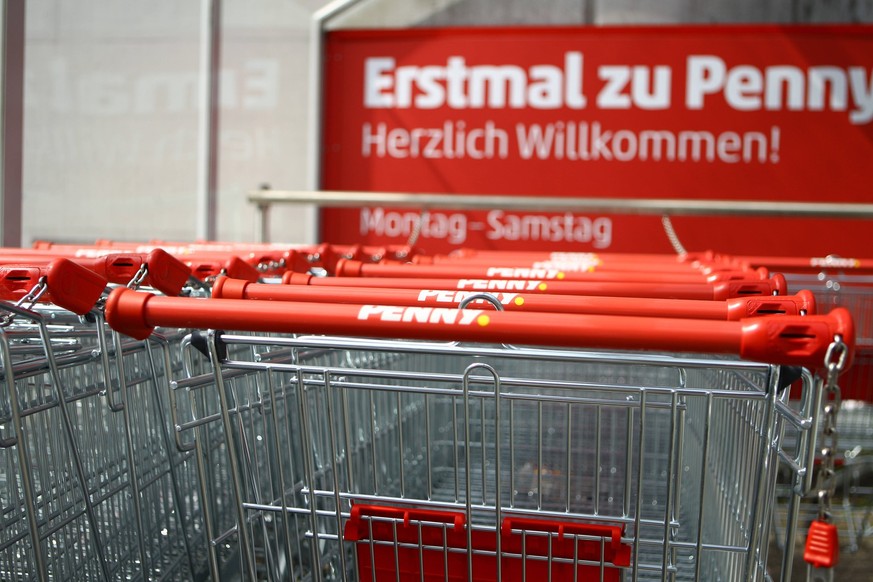 Einkaufswagen von Penny mit dem Schriftzug Penny vor einem Penny-Einkaufsmarkt in Hamburg. Symbolfoto Penny, Symbolbild Penny, Logo Penny. Barmbek Hamburg *** Shopping trolley of Penny with the letter ...