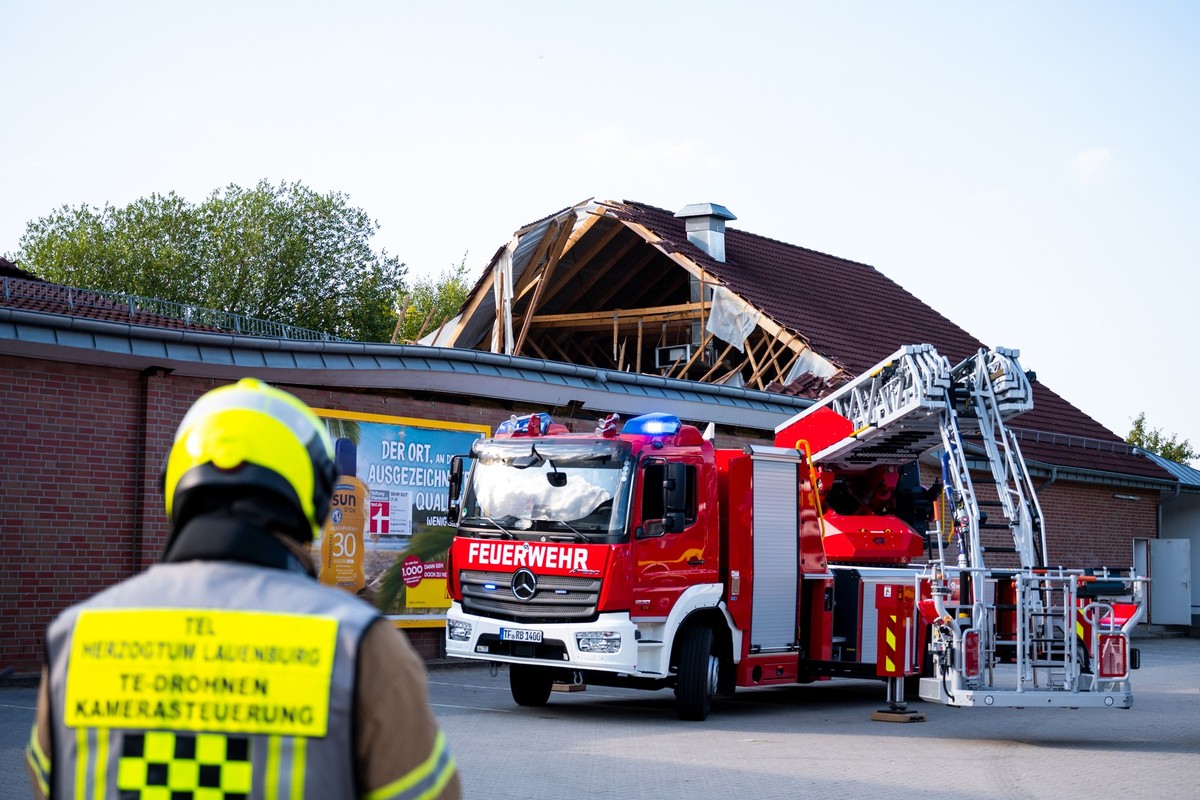 dpatopbilder - 30.07.2024, Schleswig-Holstein, Ratzeburg: Einsatzkräfte der Feuerwehr sind bei einem teilweise eingestürzten Dach eines Supermarktes im Einsatz. Foto: Daniel Bockwoldt/dpa +++ dpa-Bild ...