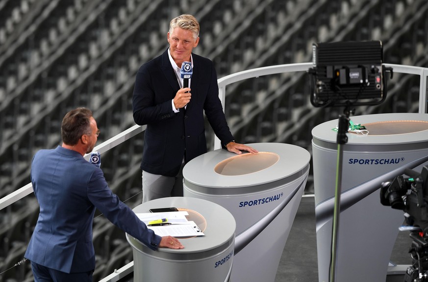 v. l. Fernsehmoderator Matthias Opdenhövel, Bastian Schweinsteiger

Fussball, Herren, Saison 2019/2020, 77. Finale um den DFB-Pokal in Berlin, Bayer 04 Leverkusen - FC Bayern München, 04.07. 2020, Fot ...