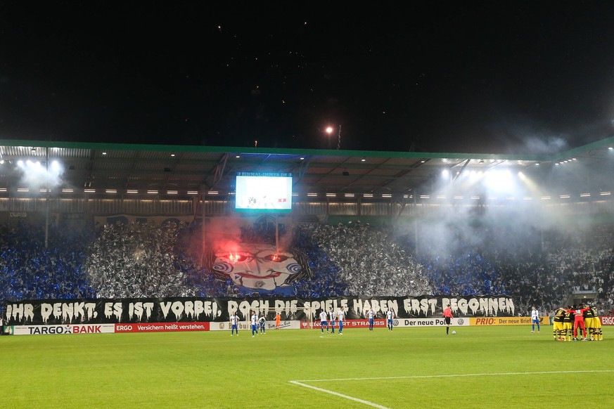Choreographie im Fanblock vom 1. FC Magdeburg mit Feuerwerk von ausserhalb des Stadions - 2. Hauptrunde DFB Pokal Saison 2017-2018 1. FC Magdeburg vs. Borussia Dortmund in der MDCC Arena in Magdeburg ...