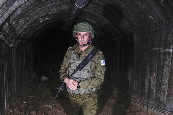 ARCHIV - 15.12.2023, Palästinensische Gebiete, Gaza: Daniel Hagari, Sprecher des israelischen Militärs, spricht zu Medienvertretern in einem Tunnel, der nach Angaben des Militärs von militanten Hamas- ...