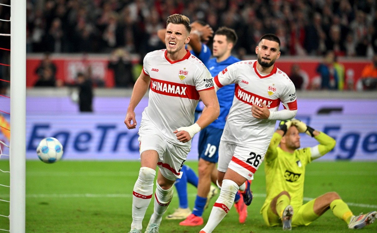 06.10.2024, Baden-W�rttemberg, Stuttgart: Fu�ball: Bundesliga, VfB Stuttgart - TSG 1899 Hoffenheim, 6. Spieltag, MHPArena. Die Stuttgarter mit Torsch�tze Ermedin Demirovic (l) und Deniz Undav feiern z ...