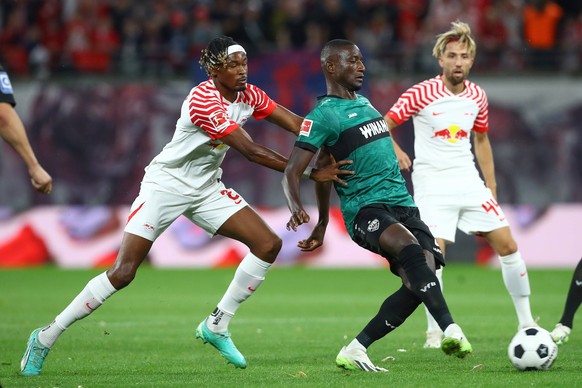 25.08.2023, xtgx, Fussball 1. Bundesliga, RB Leipzig - VfB Stuttgart emspor, v.l. Mohamed Simakan Leipzig, 2, Serhou Guirassy Stuttgart, 9 Zweikampf, Duell, Kampf, tackle DFL/DFB REGULATIONS PROHIBIT  ...