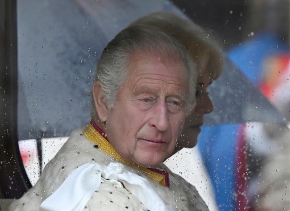 06.05.2023, Großbritannien, London: Großbritanniens König Charles III. und Königsgemahlin Camilla sitzen auf dem Weg zur Krönungszeremonie in der Staatskutsche zum Diamantenen Jubiläum («Diamond Jubil ...