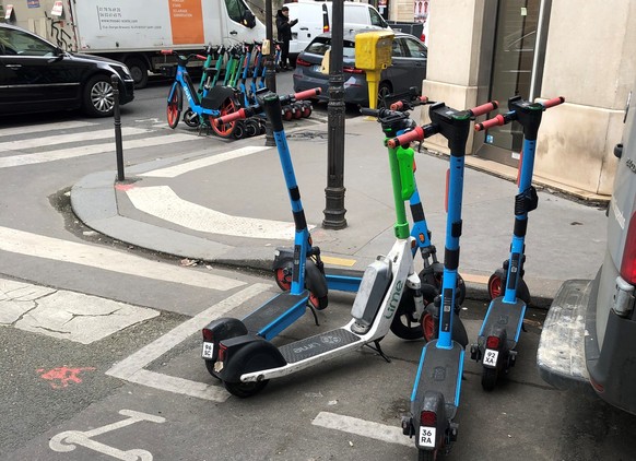 31.03.2023, Frankreich, Paris: E-Scooter von drei verschiedenen Anbietern stehen auf daf�r vorgesehenen Parkpl�tzen. Die Bewohner von Paris k�nnen am 02.04.2023 in einer B�rgerbefragung dar�ber abstim ...