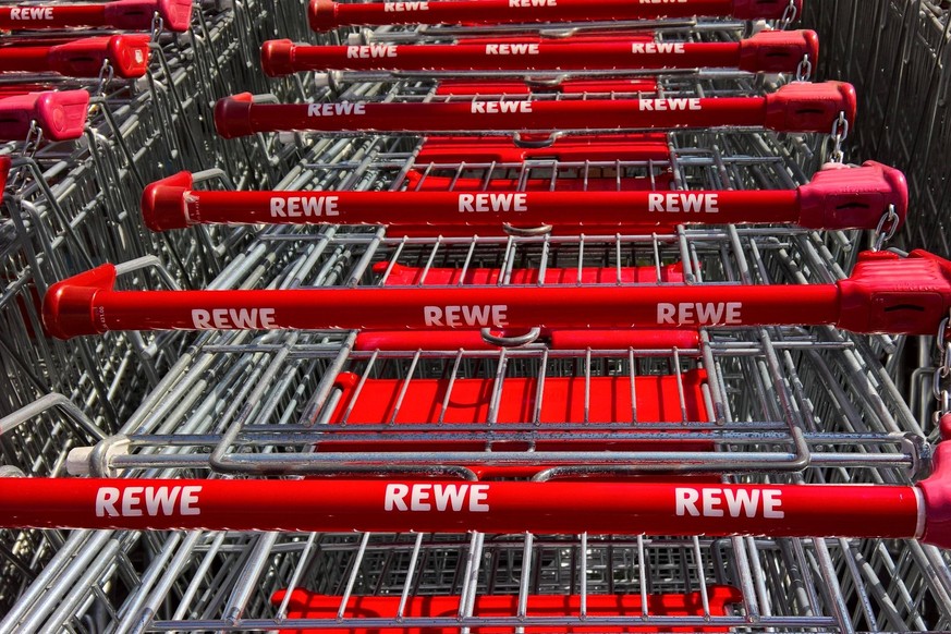 Die Rewe GmbH, Ableitung von Revisionsverband der Westkauf-Genossenschaften mit Sitz in Koeln, ist mit rund 3600 Laeden der zweitgroesste Lebensmittel-Einzelhaendler in Deutschland - nach Edeka. Rewe  ...