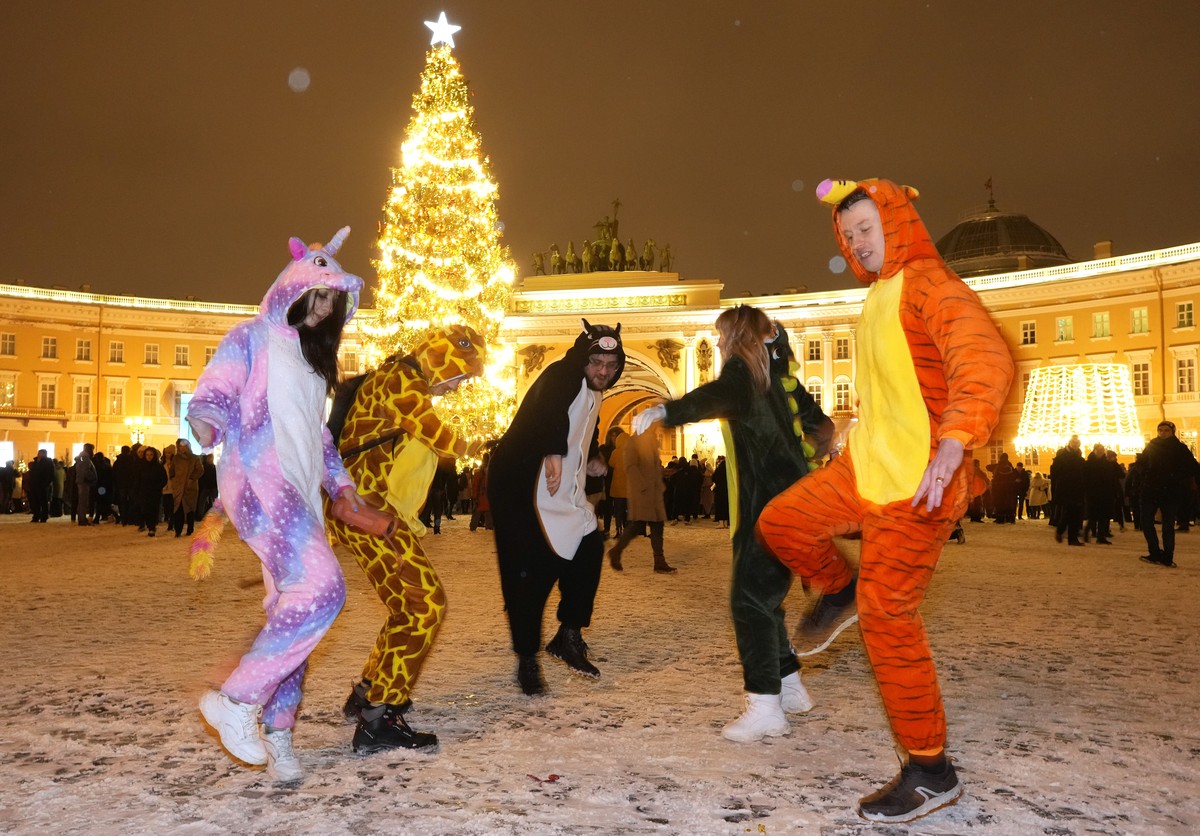 01.01.2022, Russland, St. Petersburg: Menschen tanzen w�hrend der Neujahrsfeierlichkeiten in der Innenstadt von St. Petersburg, Russland. Foto: Dmitri Lovetsky/AP/dpa +++ dpa-Bildfunk +++