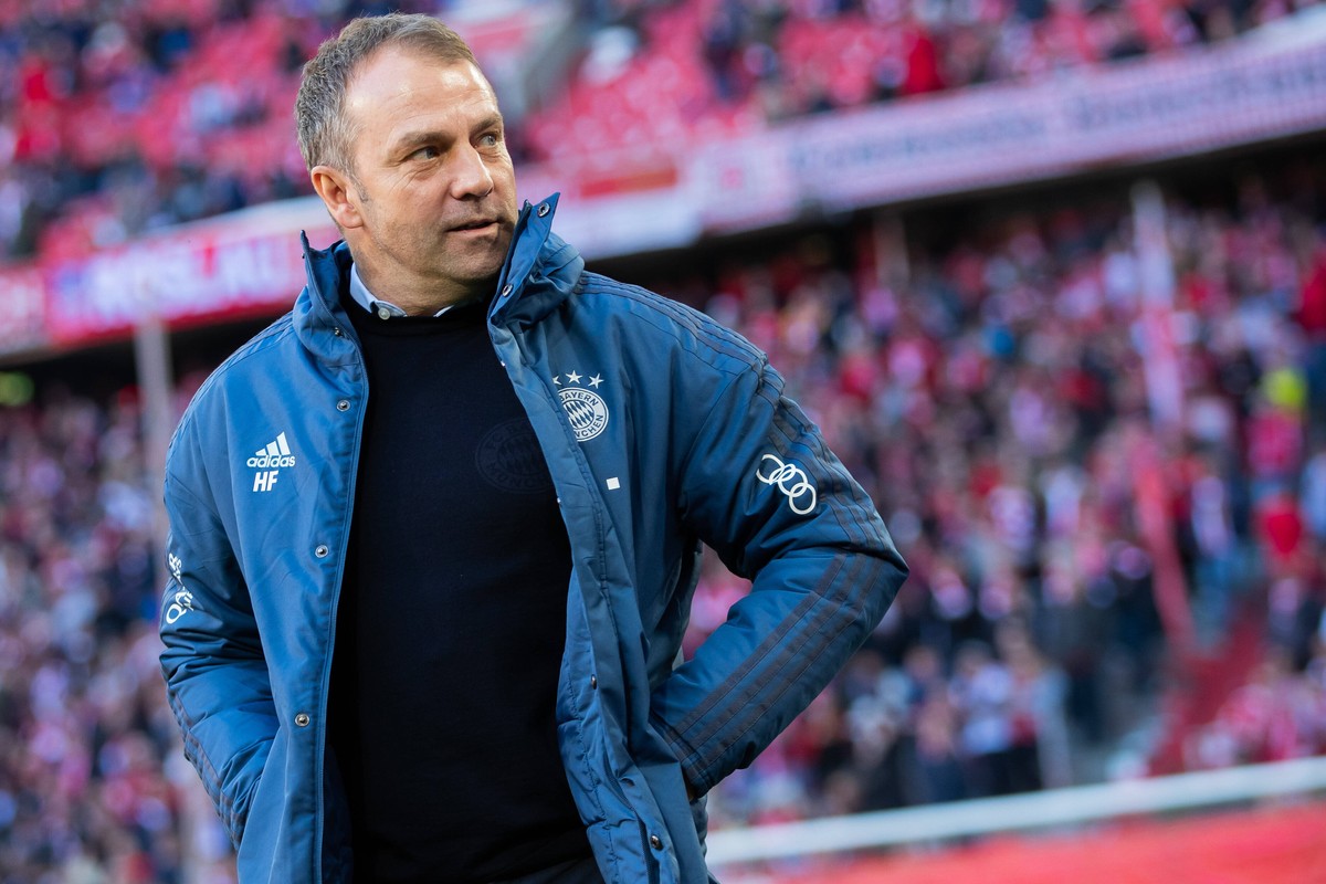 Fussball: Bundesliga, 25. Spieltag, FC Bayern Muenchen - 1. FC Augsburg. Trainer Hans-Dieter Flick FC Bayern Muenchen steht vor dem Spiel im Stadion. // DFL regulations prohibit any use of photographs ...