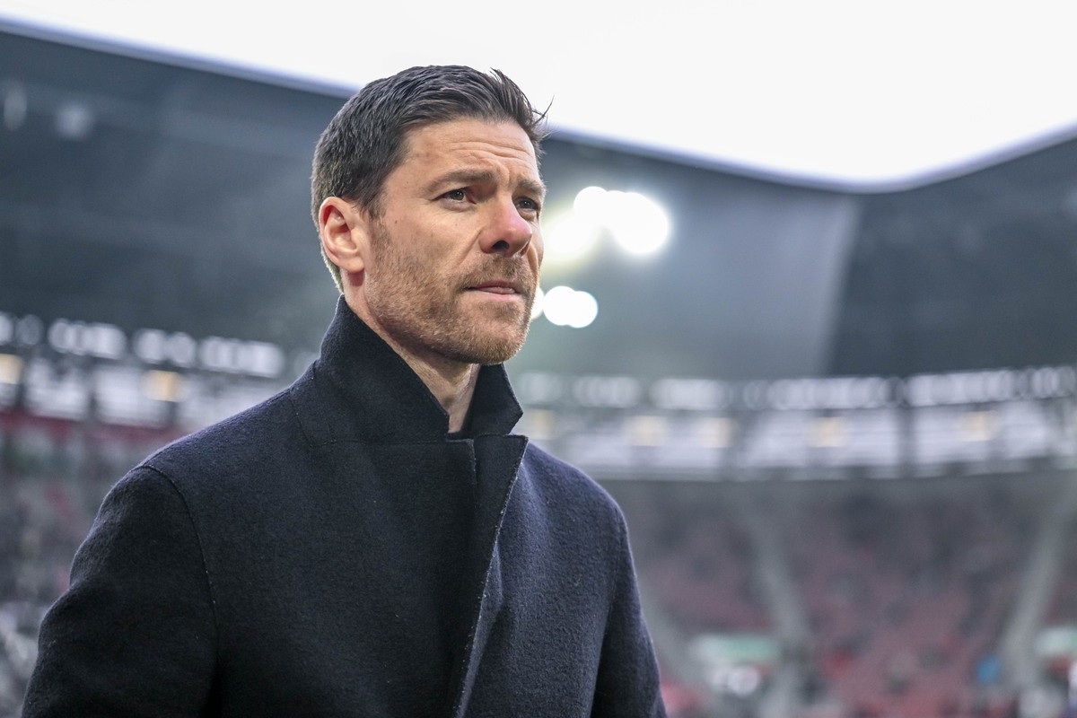 ARCHIV - 13.01.2024, Bayern, Augsburg: Fußball: Bundesliga, FC Augsburg - Bayer Leverkusen, 17. Spieltag, WWK-Arena. Leverkusens Trainer Xabi Alonso steht vor dem Spiel im Stadion. Er sprach sich für ...