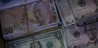 Türkische Lira sinkt auf Rekordniveau – Notenbank hebt Zinsen an