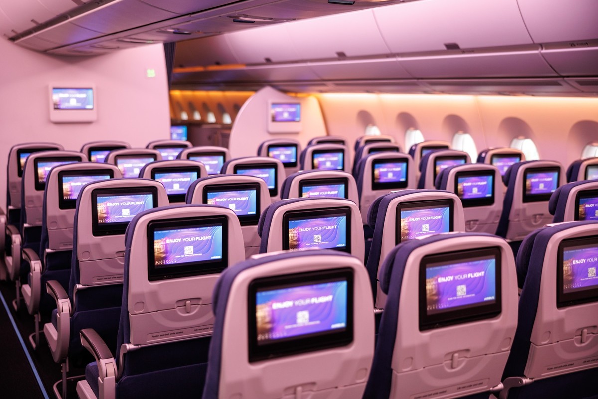 01.12.2022, Bayern, München: Monitore sind bei einem Medientermin zur Besichtigung des Airspace Explorer-Testflugzeugs von Airbus in den Kopfstützen der Sitze der Economy Class zu sehen. Der speziell ...