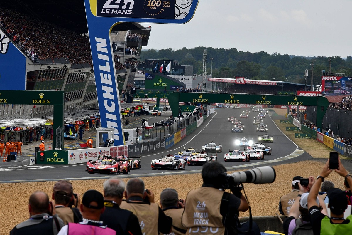 10.06.2023, Circuit des 24 Heures, Le Mans, WEC 24h Rennen von Le Mans 2023 , im Bild Start der 24h von Le Mans. Le Mans Circuit des 24 Heures France *** 10 06 2023, Circuit des 24 Heures, Le Mans, WE ...