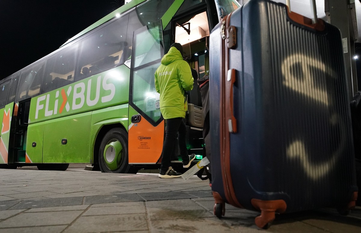 09.01.2024, Hamburg: Ein Flixbus steht am zentralen Omnibusbahnhof ZOB Bus-Port Hamburg am Hauptbahnhof. Die Gewerkschaft Deutscher Lokomotivführer (GDL) hat ab Mitte der Woche zum ersten mehrtägigen  ...
