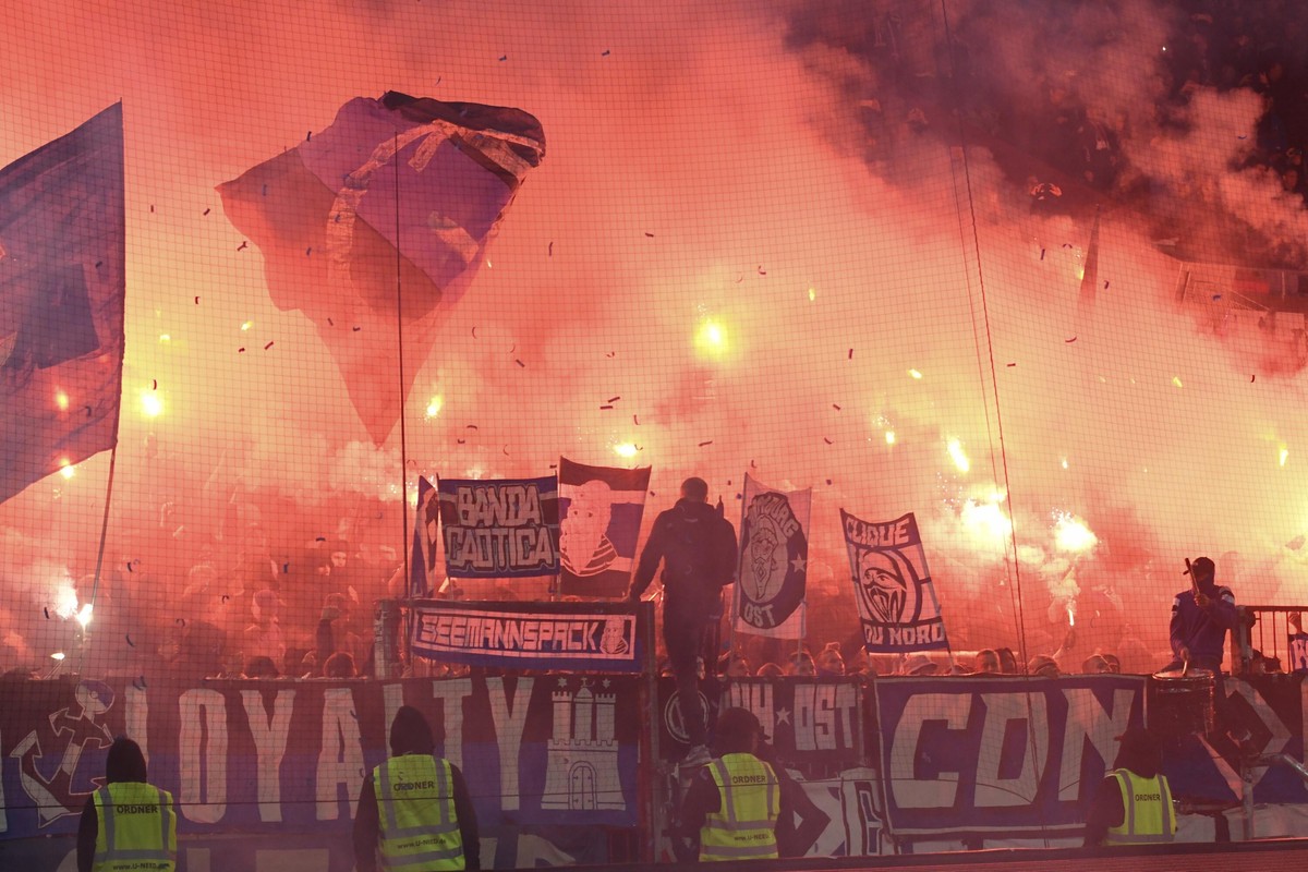 GER; 2. FBL, FC St. Pauli vs Hamburger SV / 16.09.2019, GER; 2. FBL, FC St. Pauli vs Hamburger SV ,DFL REGULATIONS PROHIBIT ANY USE OF PHOTOGRAPHS AS IMAGE SEQUENCES AND/OR QUASI-VIDEO, im Bild die Fa ...