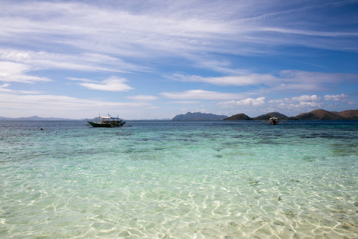 boat on an emerald blue beach Coron, MIMAROPA, Philippines R_FECOPS241111-1577827-01