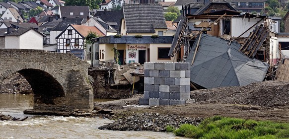 Flutkatastrophe 2021, zerstoerte Nepomuk-Bruecke ueber den Fluss Ahr, Rech, Ahrtal, Eifel, Rheinland-Pfalz, Deutschland, Europa