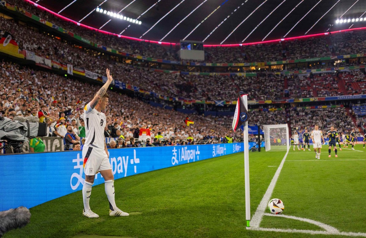 Toni Kroos führt eine Ecke aus, im Hintergrund prangt der Name eines Uefa-Sponsors.