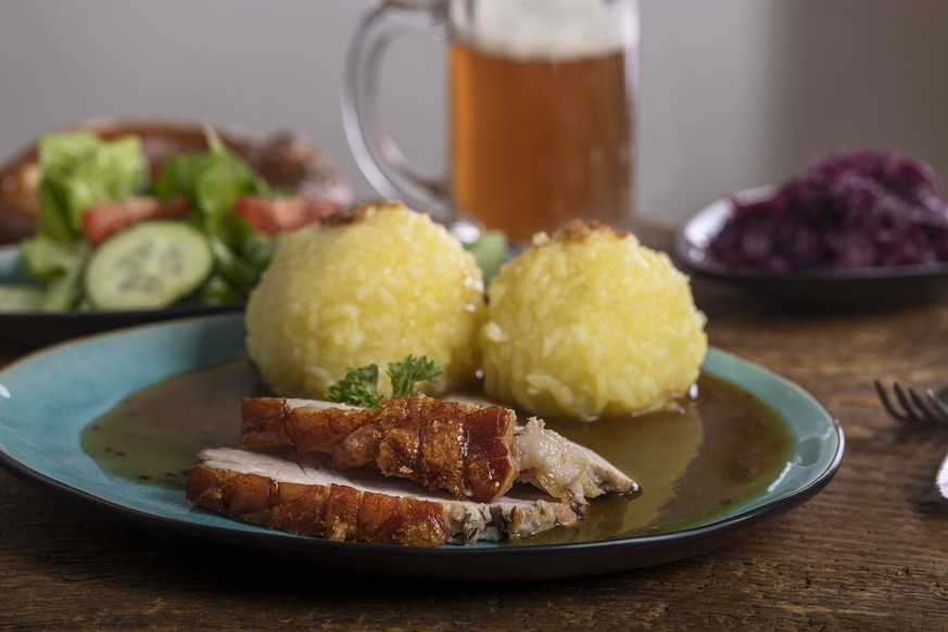 Bayerischer Schweinebraten auf Holz *** Bavarian Roast pork at Wood 1035309734