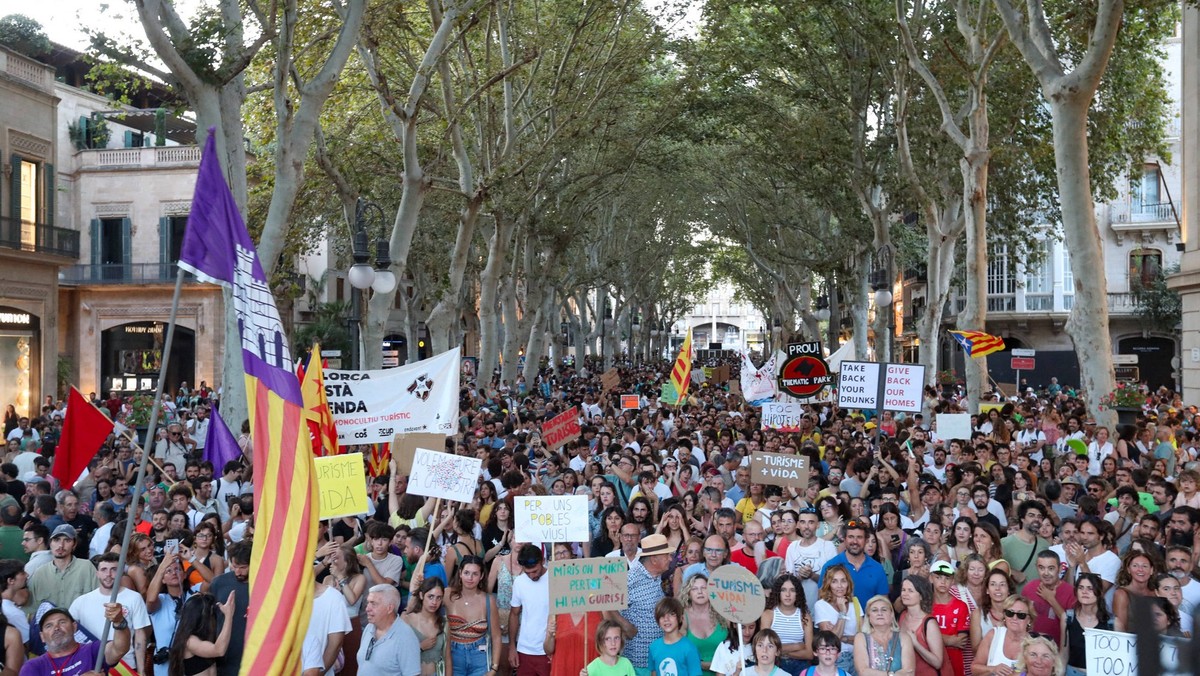 News Themen der Woche KW 29 News Bilder des Tages Thousands Protest Against Mass Tourism - Mallorca Dozens of people during an anti-tourism demonstration in the Parc de ses Estacions, on July 21, 2024 ...