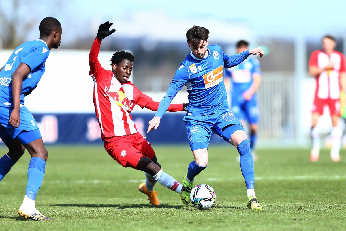Bildnummer: 04395786 Datum: 17.01.2009 Copyright: imago/Köhn
Trainer Mehmet Scholl (Mitte) mit Sohn Lukas Julian (li., beide FC Bayern München D Jugend); Indoor, Halle, Vdig, quer, Kind, Kindersport, ...