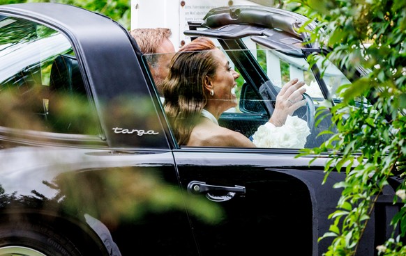 dpatopbilder - 09.07.2022, Schleswig-Holstein, Keitum/Sylt: Bundesfinanzminister Christian Lindner (FDP) und seine Frau Franca Lehfeldt kommen nach der kirchlichen Trauung aus der Kirche St. Severin u ...