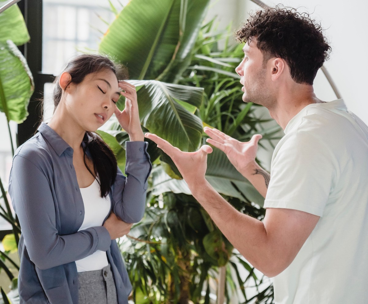 Mansplaining Junges Paar streitet Frau genervt