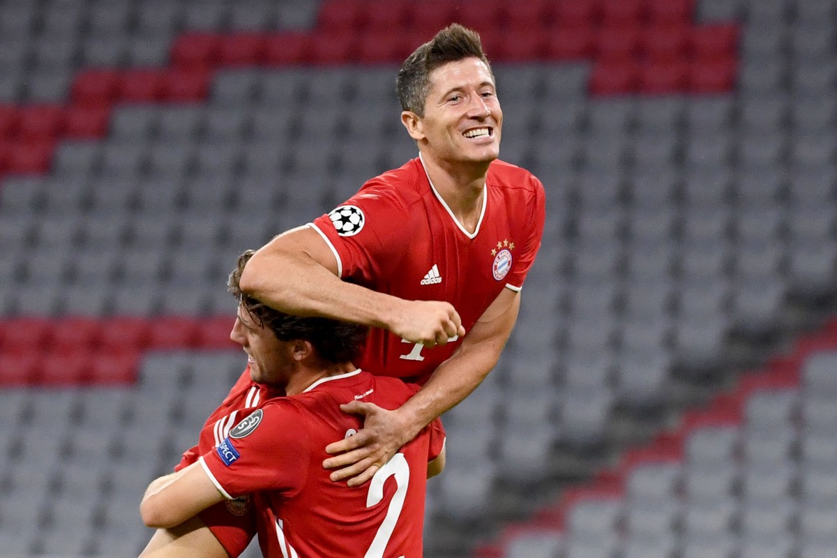 ARCHIV - 08.08.2020, Bayern, M�nchen: Fu�ball: Champions League, K.o.-Runde, Achtelfinale, R�ckspiel: FC Bayern M�nchen - FC Chelsea in der Allianz Arena. M�nchens Robert Lewandowski (oben) jubelt nac ...