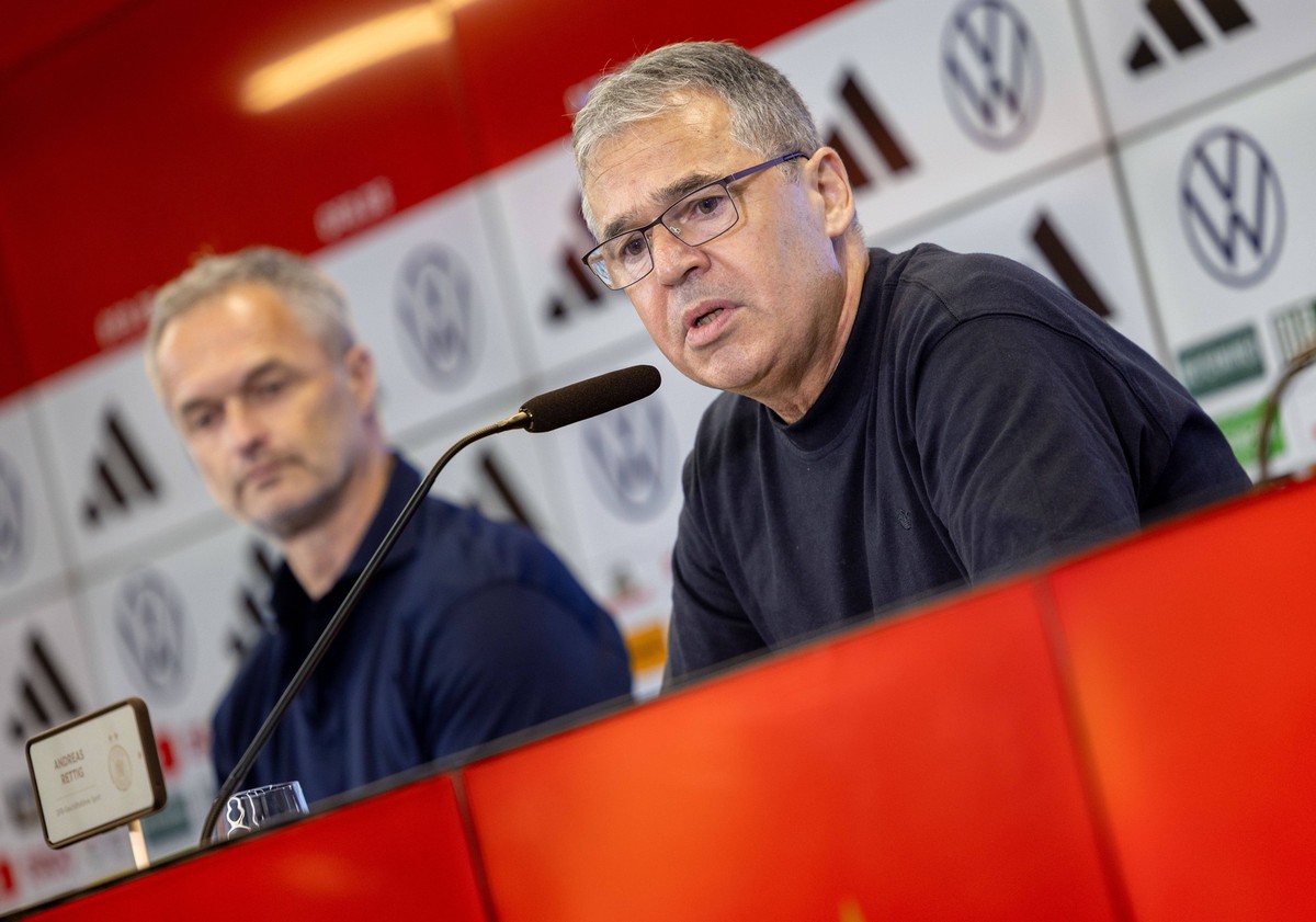 23.08.2024, Vorstellungs-Pressekonferenz von Bundestrainer Christian Wueck, Deutschland, Frankfurt am Main, DFB-Campus, v.li. Bundestrainer Christian Wueck unscharf und DFB-Geschaeftsfuehrer Andreas R ...