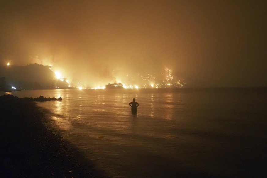 Auf der griechischen Insel Euböa sind geschätzt 150.000 Hektar Land verbrannt – eine Fläche fast drei mal so gross wie der Bodensee.