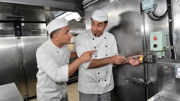 Bülent Ceylan (rechts) in seiner "Traumschiff"-Gastrolle.