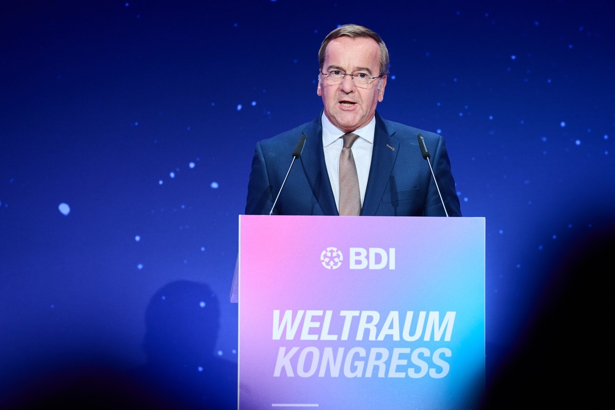 25.09.2025, Berlin: Boris Pistorius (SPD), Bundesminister der Verteidigung spricht auf dem Weltraumkongress &quot;NewSpace. Aufbruch in die industrielle Zukunft.&quot; im Berliner Congress Center (BCC ...