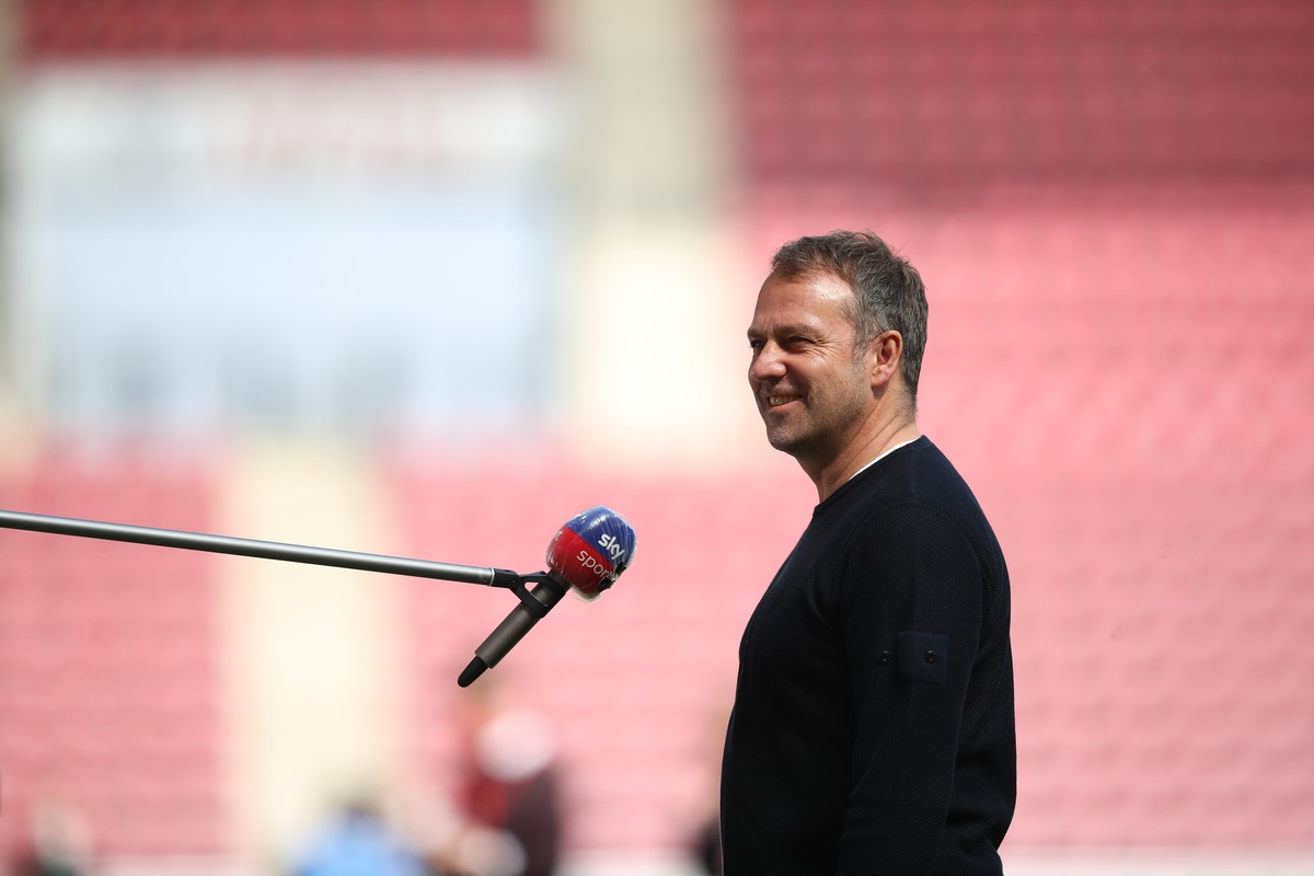 24.04.2021, Rheinland-Pfalz, Mainz: Fu�ball: Bundesliga, FSV Mainz 05 - Bayern M�nchen, 31. Spieltag in der Opel Arena. M�nchens Trainer Hans-Dieter &quot;Hansi&quot; Flick. WICHTIGER HINWEIS: Gem�� d ...