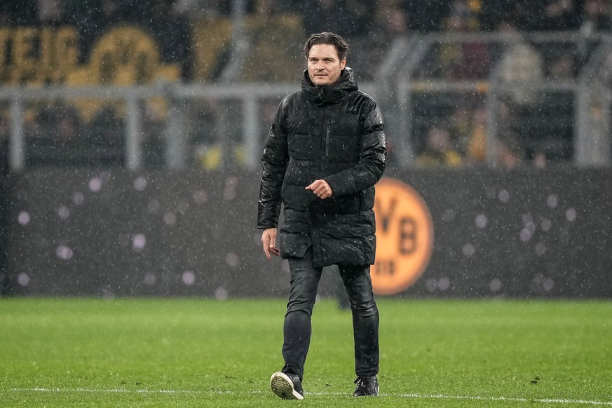 Dortmund&#039;s head coach Edin Terzic walks on the pitch in the rain after the German Bundesliga soccer match between Borussia Dortmund and 1. FSV Mainz 05 at the Signal-Iduna Park in Dortmund, Germa ...