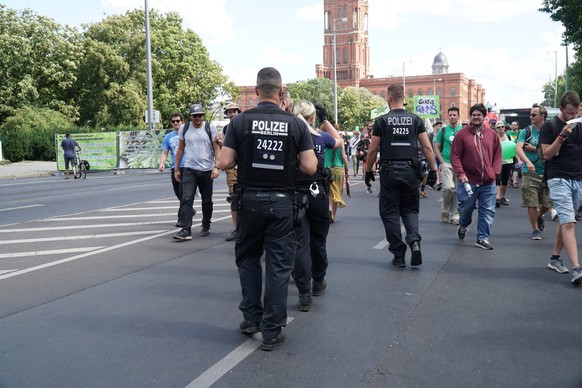 Was die wohl von Legalisierung halten? Polizisten bei der Hanfparade.