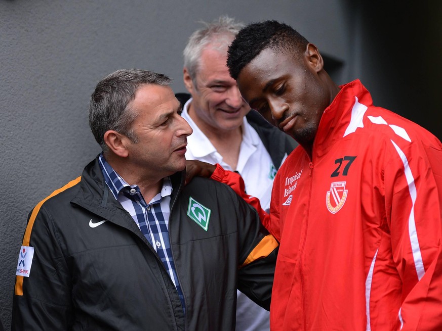 2012: Der damalige Werder-Manager Klaus Allofs (l.) grüßt seinen ehemaligen Stürmer Boubacar Sanogo. Der Ivorer spielte von 2007 bis 2009 in Bremen, 2012 holte Energie Cottbus ihn aus Frankreich (St. Etienne) nach Deutschland zurück. 