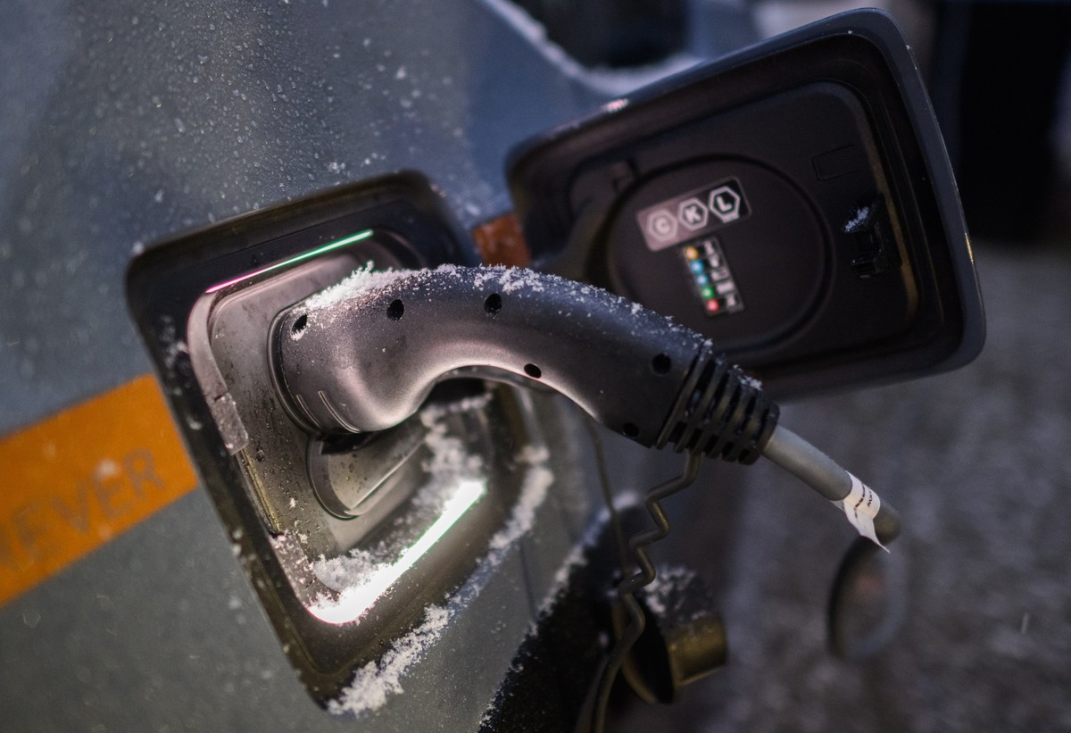 ARCHIV - Zwar verlieren Elektroautos bei Kälte Reichweite, doch lässt sich durch Vorwärmen an der Wallbox und die Nutzung von Sitz- und Lenkradheizung statt Hauptheizung Energie sparen. (zu dpa: «Das  ...