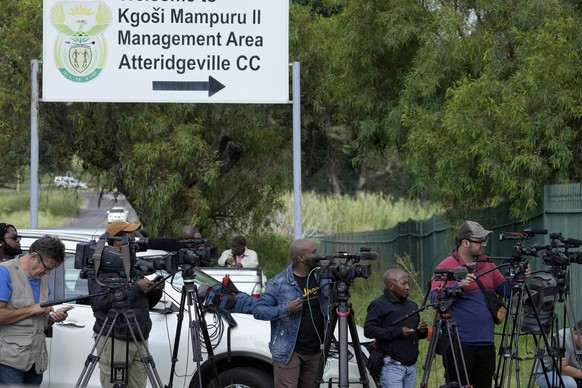 05.01.2024, Südafrika, Pretoria: Journalisten warten vor dem Haupttor des Atteridgeville-Gefängnisses. Der ehemalige südafrikanische Sportstar Oscar Pistorius kommt fast elf Jahre nach der Tötung sein ...