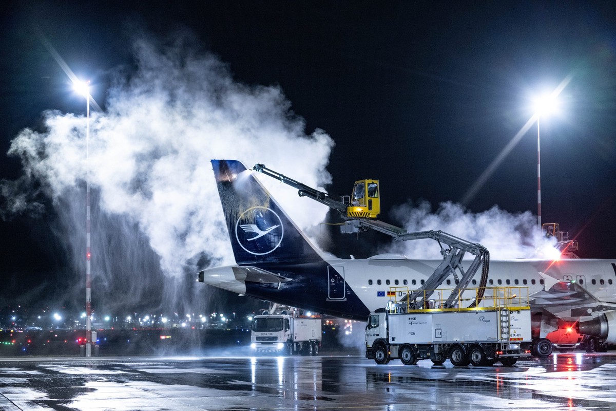 15.01.2024, Hessen, Frankfurt/Main: Eine Passagiermaschine der Lufthansa wird vor ihrem Start auf dem Flughafen in Frankfurt am Main enteist. In den kommenden Tagen rechnen Meteorologen in Teilen Deut ...