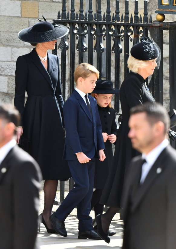 Prinzessin Kate, ihre Kinder George und Charlotte und König Charles' Frau Camilla auf dem Weg zu den Limousinen.