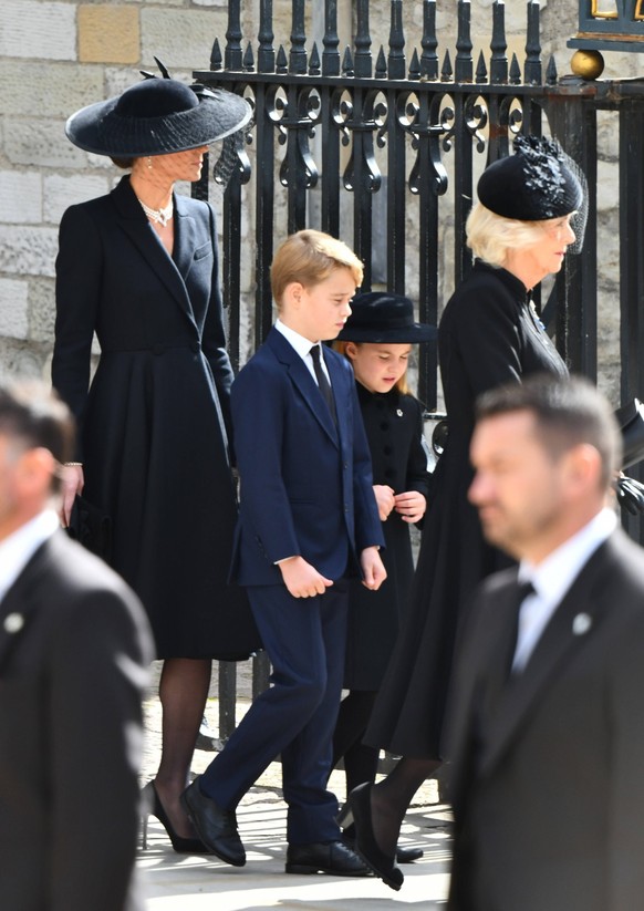 PAP09222603 19 September 2022. HM Queen Elizabeth II is moved from Westminster Hall on the State Gun Carriage of the Royal Navy to Westminster Abbey. 19 September 2022. HM Queen Elizabeth II is moved  ...