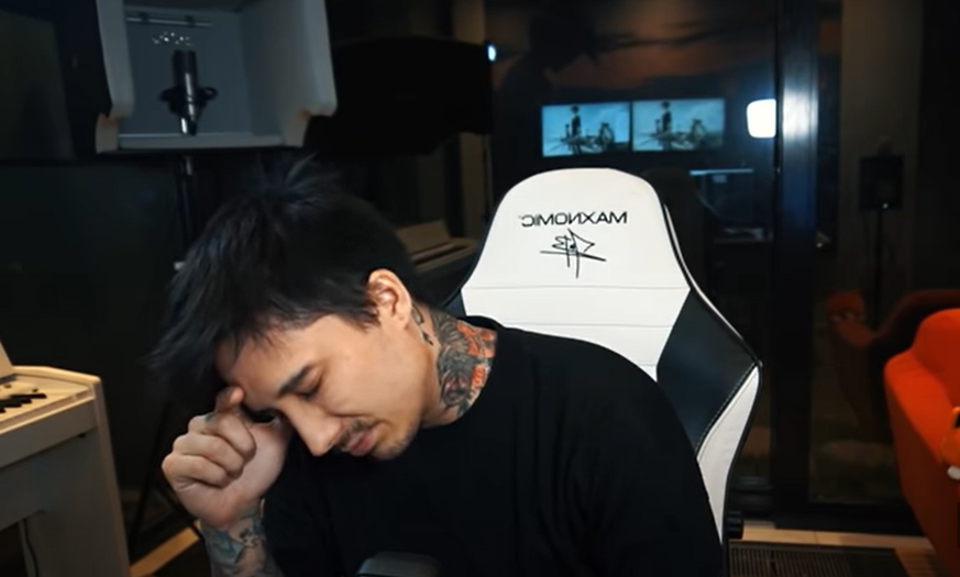 Emotional beschreibt YouTuber Julien Bam seinen Followern, wie er den Hack seiner Konten erlebt hat.